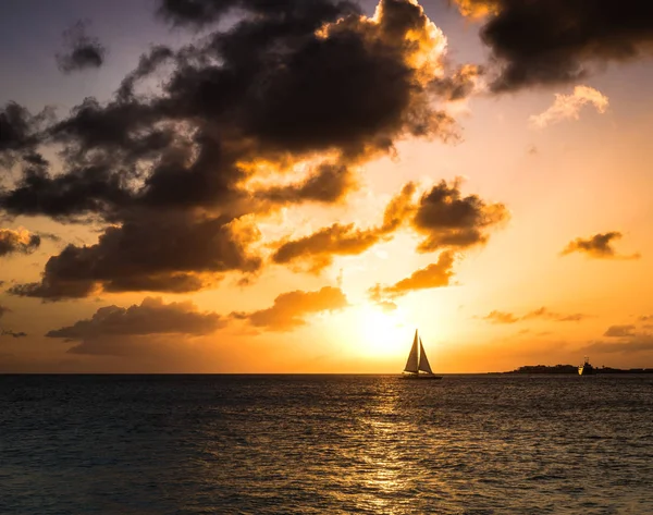 Silhouette du bateau lointain Photo De Stock