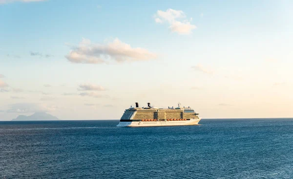 Cruise gemi uzak ufuk gidiyor