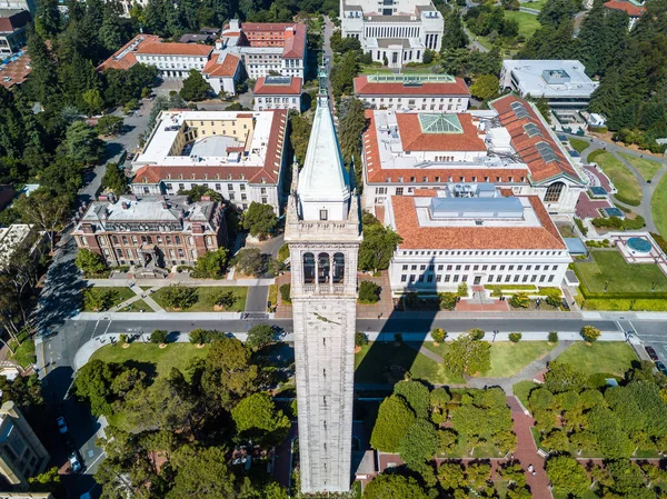 Campanile o Sather Tower de la Universidad de Berkely — Foto de Stock