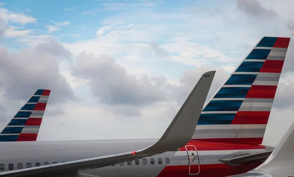 Vliegtuigen van American Airlines in de hub — Stockfoto