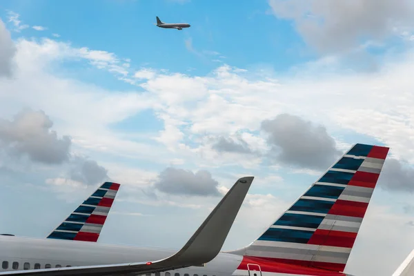 Vliegtuigen van American Airlines in de hub — Stockfoto