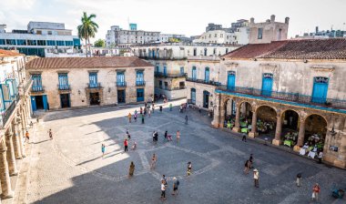 Havana Küba'da 6 Kasım 2015: Katedral Meydanı Eski Havana'da ana kareler biridir