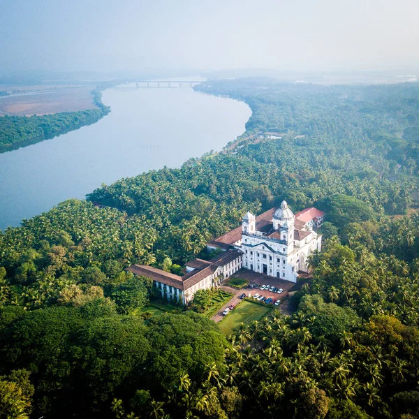 教会の St Cajetan Velha Goa インドの空撮 ストック写真