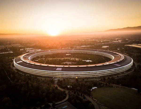 Аэрофото нового кампуса Apple в стадии строительства в Купетино — стоковое фото