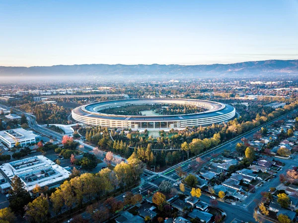 Apple yeni kampüs yapım aşamasında Cupetino hava fotoğrafı — Stok fotoğraf