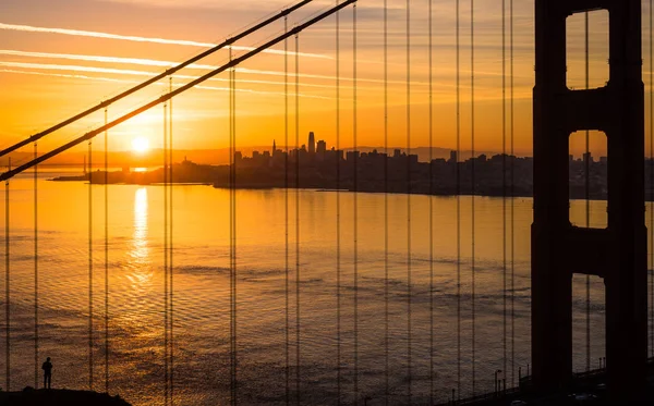 Golden Gate Bridge in San Francisco California during sunrise — Stock Photo, Image