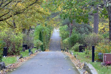 Geçit her iki tarafında mezar taşları. 
