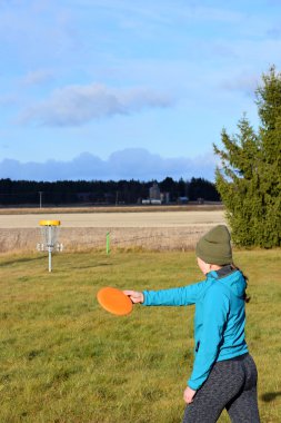 Kadın üzerinde disk golf sahası. 