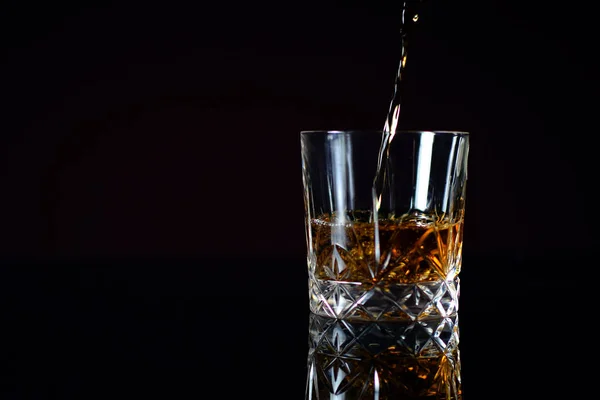 Налить бурбон виски в стакан Стоковое Фото