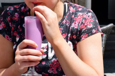 Genç kadın içki sağlıklı blueberry smoothie