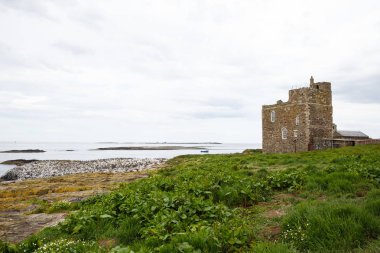 Antik taş bir kumsalda bina