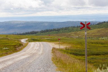 dağ yolu ile kırmızı tabelaları
