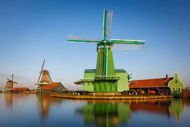 geleneksel Hollanda yel değirmenleri