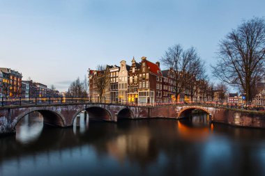 Amsterdam kanalda güzel görünümünden