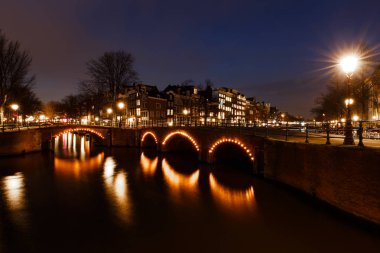 Amsterdam kanal ve geceleri Köprüsü