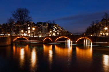Amsterdam kanal ve geceleri Köprüsü