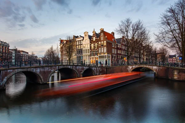 Vacker utsikt från kanalen i Amsterdam — Stockfoto