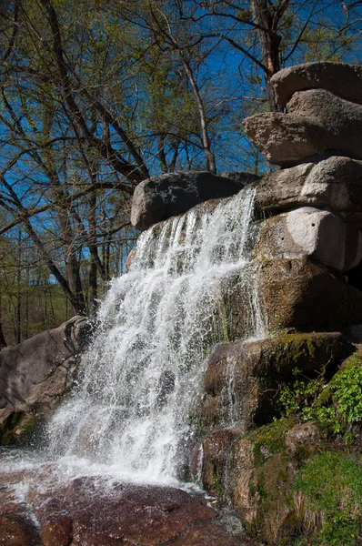 Cachoeira no parque — Fotografia de Stock