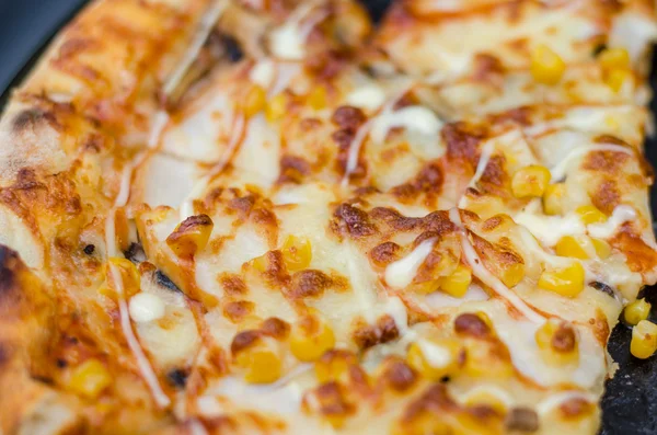 İtalyan tarzı pizza ve Mısır tahıl, sığır, biber ve domates. Yakın çekim pizza, bulanıklık, seçici odak