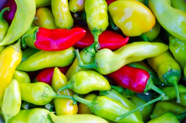 Sarı, yeşil ve kırmızı renkli biber, doğal arka plan