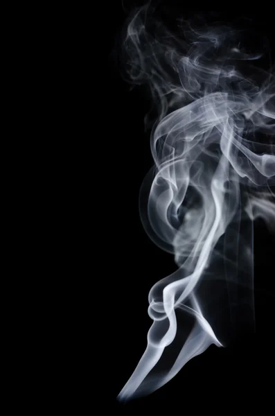 白い煙黒い背景に、黒の背景、煙背景、白インクの背景、煙の背景、美しい白で白い煙を吸う、B&W、煙の動き — ストック写真