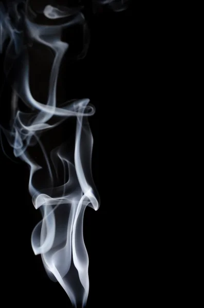 白い煙黒い背景に、黒の背景、煙背景、白インクの背景、煙の背景、美しい白で白い煙を吸う、B&W、煙の動き — ストック写真