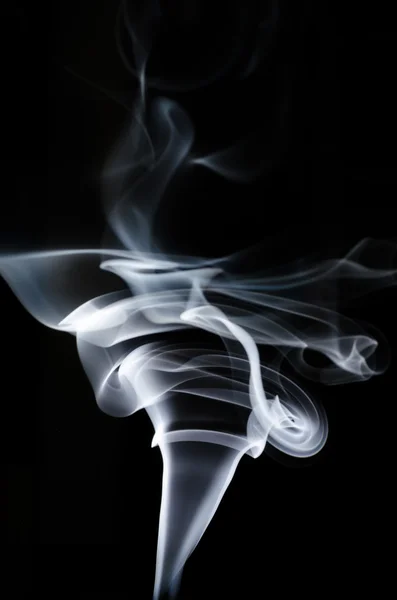 白烟在黑色背景上，在黑色的背景，烟雾背景，白色背景，烟雾背景，美丽的白色的白烟烟，B&W，运动的烟 — 图库照片