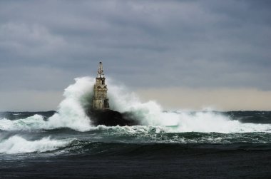 Denizde fırtınalı gün eski deniz feneri