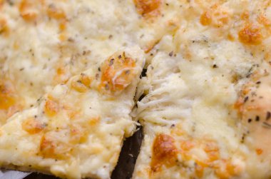 dört peynirli pizza eritilmiş peynir ile hizmet veren.