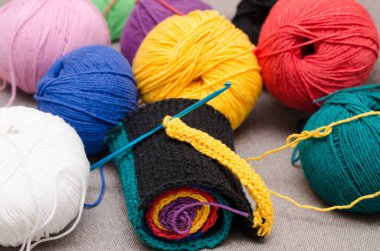 Renkli toplar iplik. Gökkuşağı renkleri. Tüm renkleri. İplik örme için.