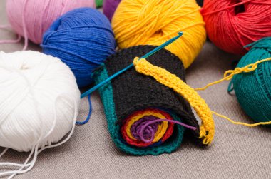 Renkli toplar iplik. Gökkuşağı renkleri. Tüm renkleri. İplik örme için.