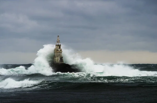 Farol velho no mar no dia tempestuoso — Fotografia de Stock