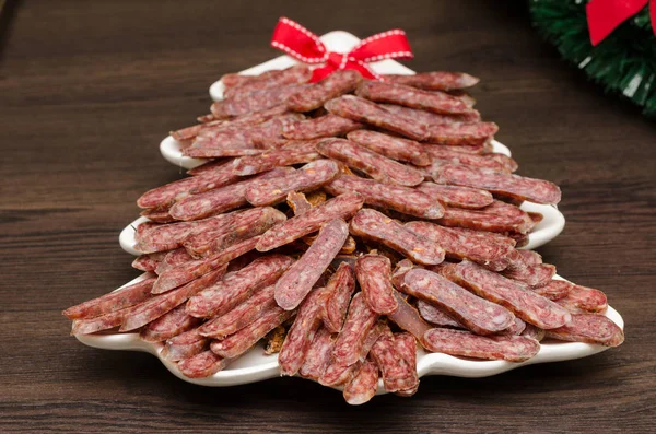 Beyaz bir tabak içinde düz sosis