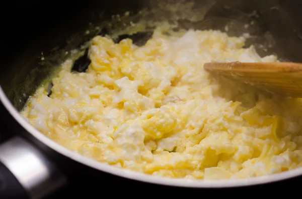Taze hazırlanmış omlet tavası