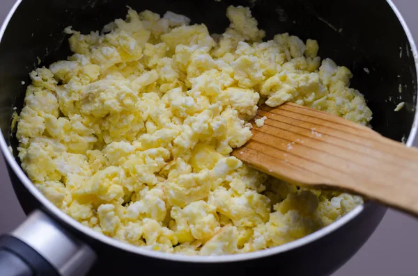 Taze hazırlanmış omlet tavası