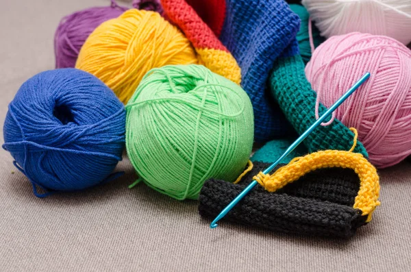 Bolas coloridas de fios. Cores do arco-íris. Todas as cores. Fios para tricotar . — Fotografia de Stock