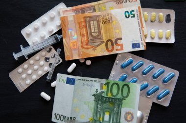 Coronavirus krizi sırasında sağlık ve sağlık masrafları. Avrupa Birliği 'nde salgın covid-19 konsepti. Euro (EUR) banknotlar ve haplar. 