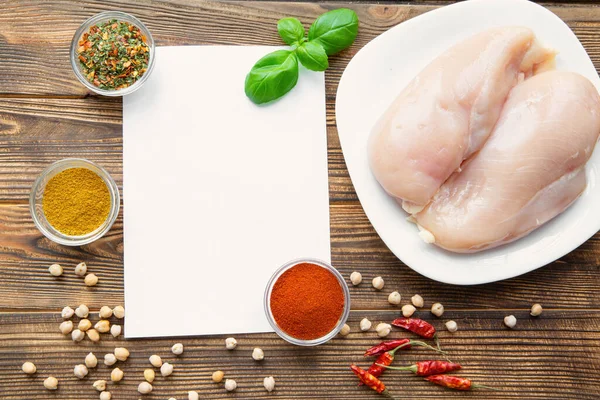 牛皮纸和食品配料在褐色木桌上 顶视图 生鸡肉 香料和鹰嘴豆 健康食品概念 复制空间 — 图库照片