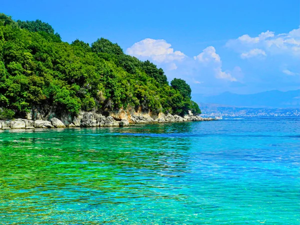 Hermosa Playa Agua Cristalina Turquesa Brillante Árboles Cielo Soleado Concepto —  Fotos de Stock