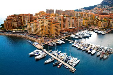 Monaco hava manzarası. Akdeniz mavi suları. Limanda bir sürü küçük yat var.. 