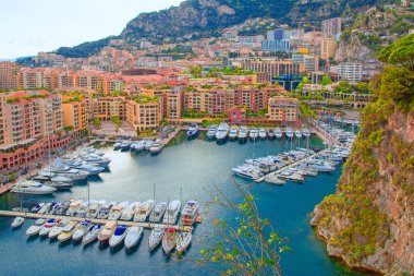 Monte Carlo Panorama, Monako 'da. Limanda bir sürü yat ve tekne var, hava manzaralı. Parlak yaz renkleri. 