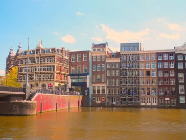 Amsterdam Kanalı, Hollanda. Eski güzel binalar, Amstel nehri.. 