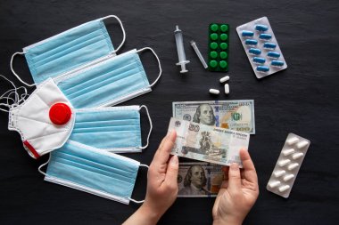 Coronavirus krizi sırasında sağlık ve sağlık masrafları. Rusya 'da salgın covid-19 konsepti. Rus rublesi, banknotlar ve haplar. 