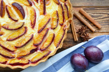 Kırsal arka planda kremalı ve erikli meyveli kek, üst manzara, kapat. Ev yapımı fırın.. 