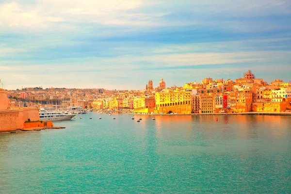 Linea Valetta Vista Ciudad Vieja Malta Hermoso Mar Mediterráneo Mañana — Foto de Stock