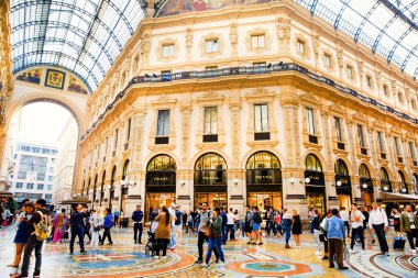 13 Ekim 2018. Milan, İtalya. Galleria Vittorio Emanuele II en popüler lüks alışveriş mağazaları.