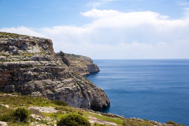 Blue Grotto yakınlarındaki Malta kayalık kıyı şeridi. Parlak güneşli bir gün, Akdeniz 'in mavi suları. 