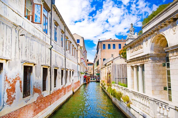 Canal Estrecho Venecia Italia Edificios Históricos Antiguos Agua Verde Brillante — Foto de Stock