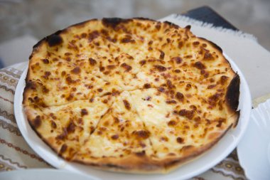 Restoranda peynirli Lezzetli Khachaouri (hachapuri). Gürcistan mutfağı. 