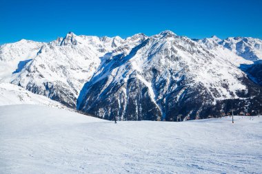 Kayak merkezi yamacı, Avusturya, Tirol 'de karla kaplı devasa Alp dağları.. 